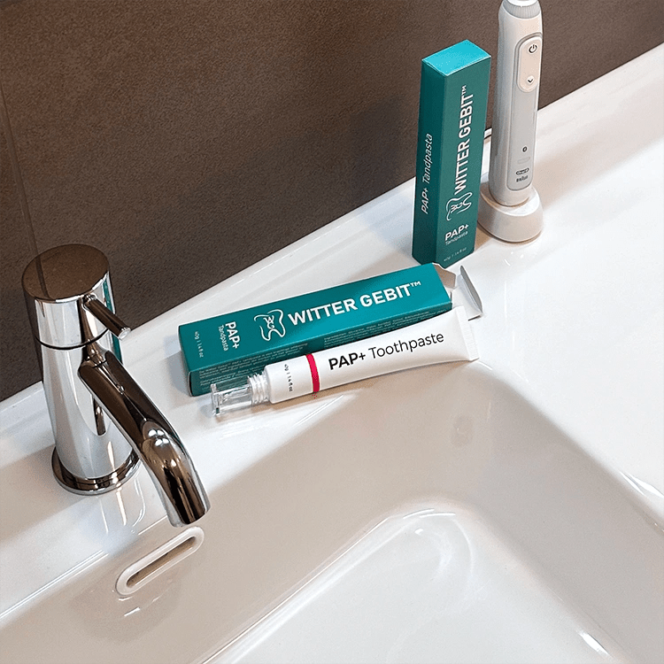 tandpasta voor witte tanden op badkamer