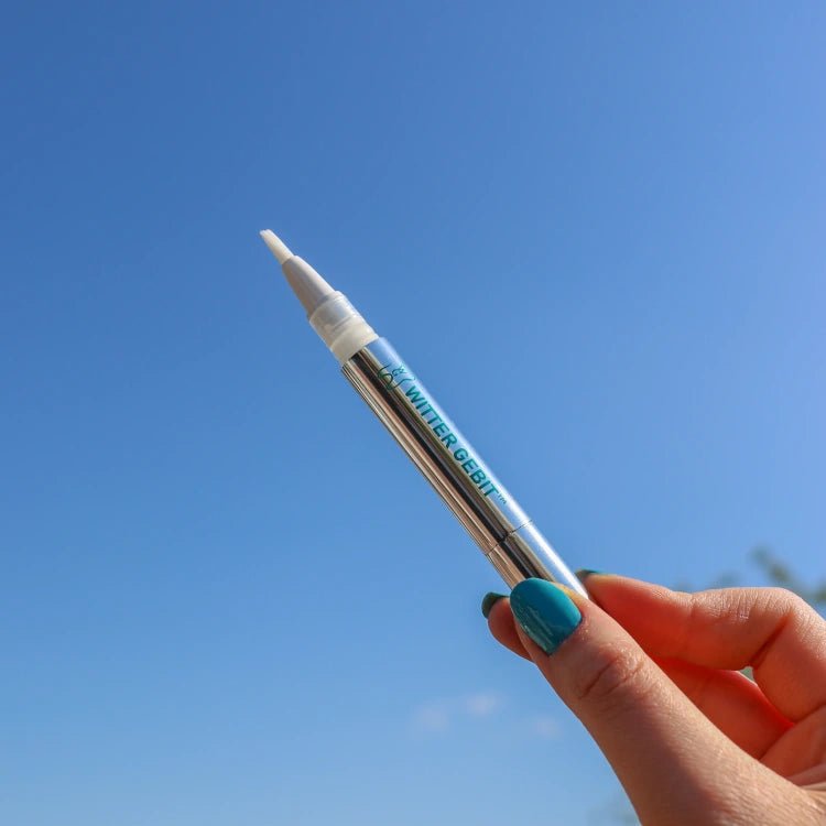 Whitening Pen Witter Gebit in hand