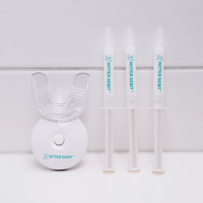 tandenbleekset op badkamer met bleekbitje en spuitjes