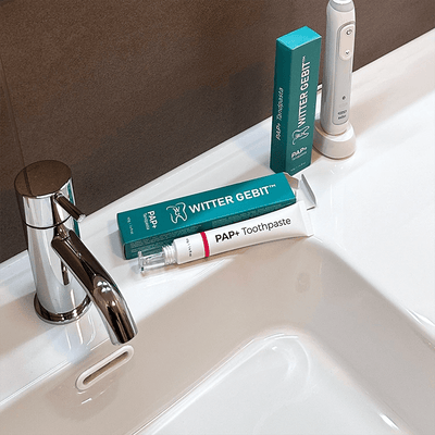 tandpasta voor witte tanden op badkamer