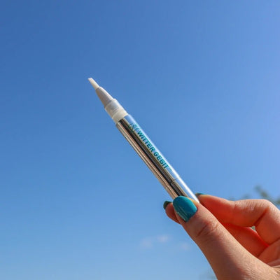 Whitening Pen Witter Gebit in hand